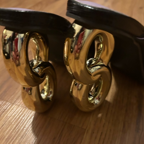 Black high heel open toe sandals with gold chain heel. Square toe stiletto. 6.5 - Picture 4 of 9